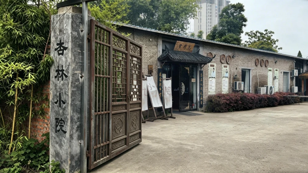门扉常开  迎的是四方病客